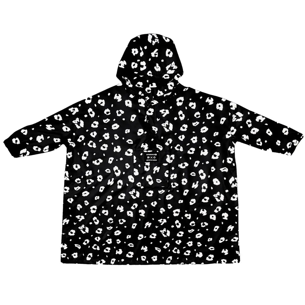 Weiter großer Regenponcho mit Kapuze schwarz weiß mit Leoparden Muster, reflektiert in der Dunkelheit