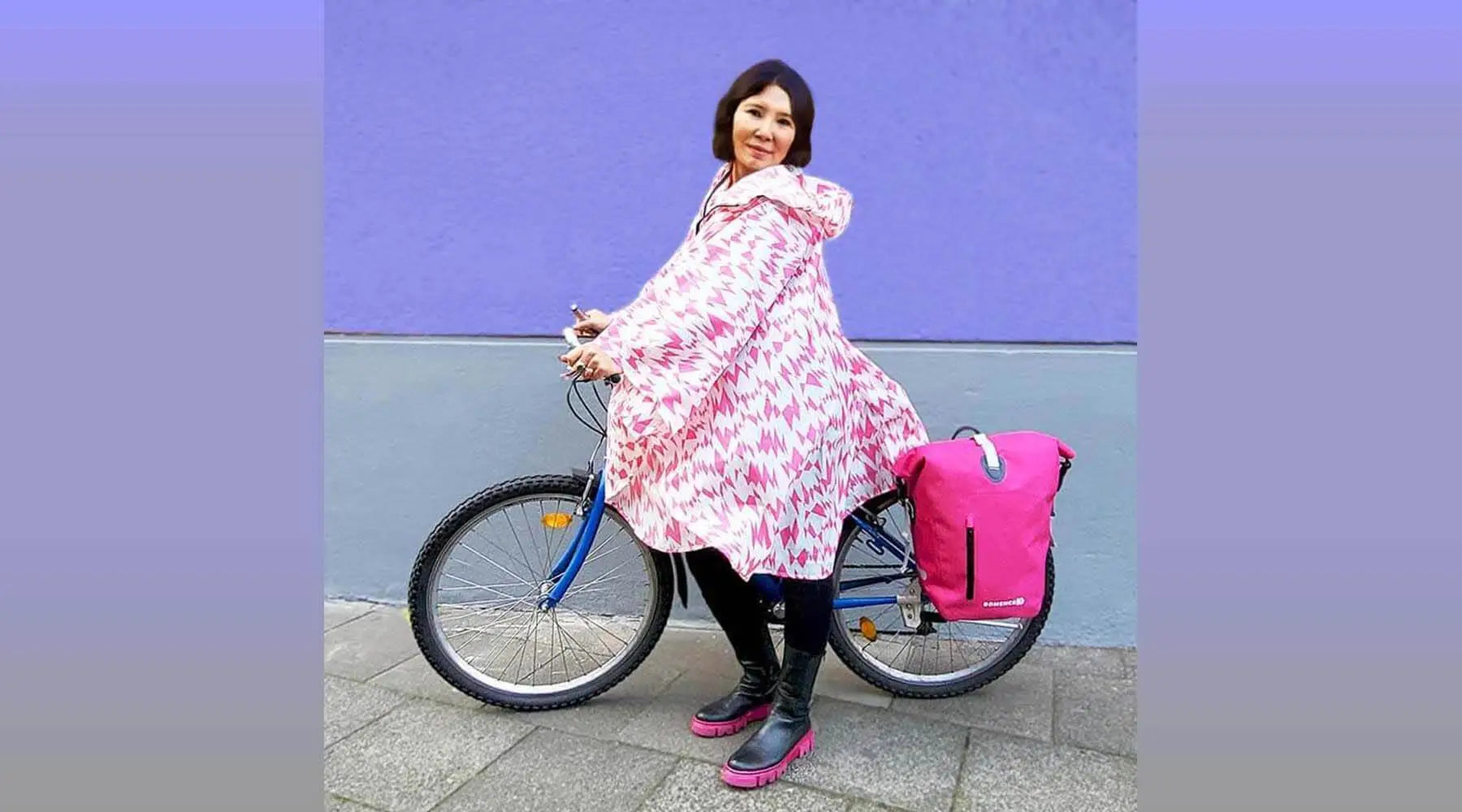 pink gemusterter Fahrrad Regenponcho für Damen mit pinker Fahrradtasche Gepäckträger