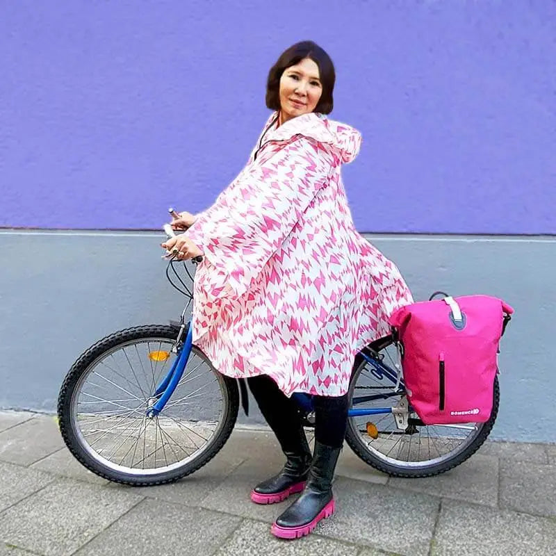 Fahrrad Regenponcho Damen pink gemustert zum Fahrradfahren mit pinker Fahrradtasche für Gepäckträgertasche stylisch funktional und wasserdicht