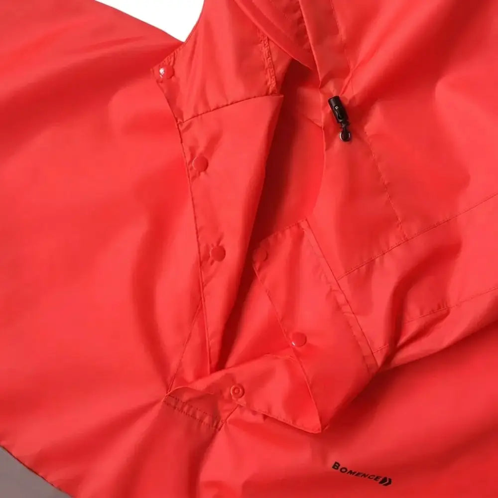 Rote Kapuze eines Regenponchos von Bomence mit weitem Kragen mit Druckknöpfen