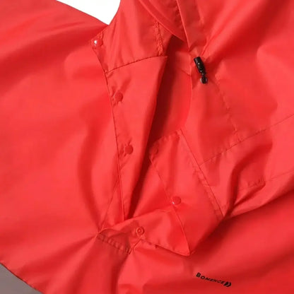 Rote Kapuze eines Regenponchos von Bomence mit weitem Kragen mit Druckknöpfen