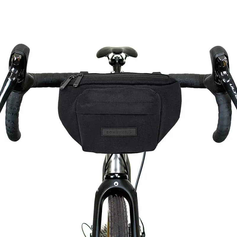 Schwarze Fahrradlenkertasche vorne am Fahrradlenker befestigt für Rennrad, wandelbar zur Bauchtasche oder Crossbody Tasche sport