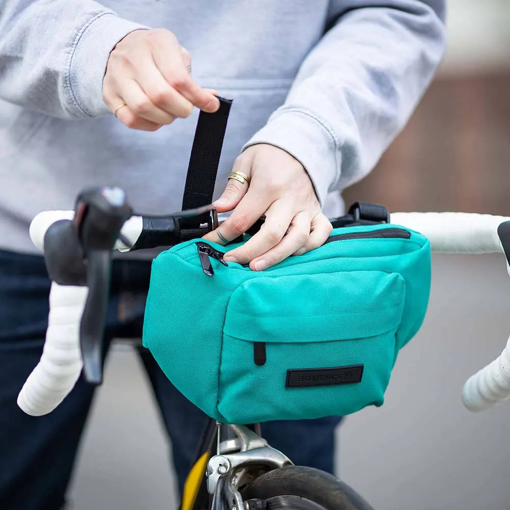 Türkise Lenkertasche klein für Rennrad oder Citybike, umwandelbar zur Bauchtasche mit Reißverschluss und verstaubaren Gurten.