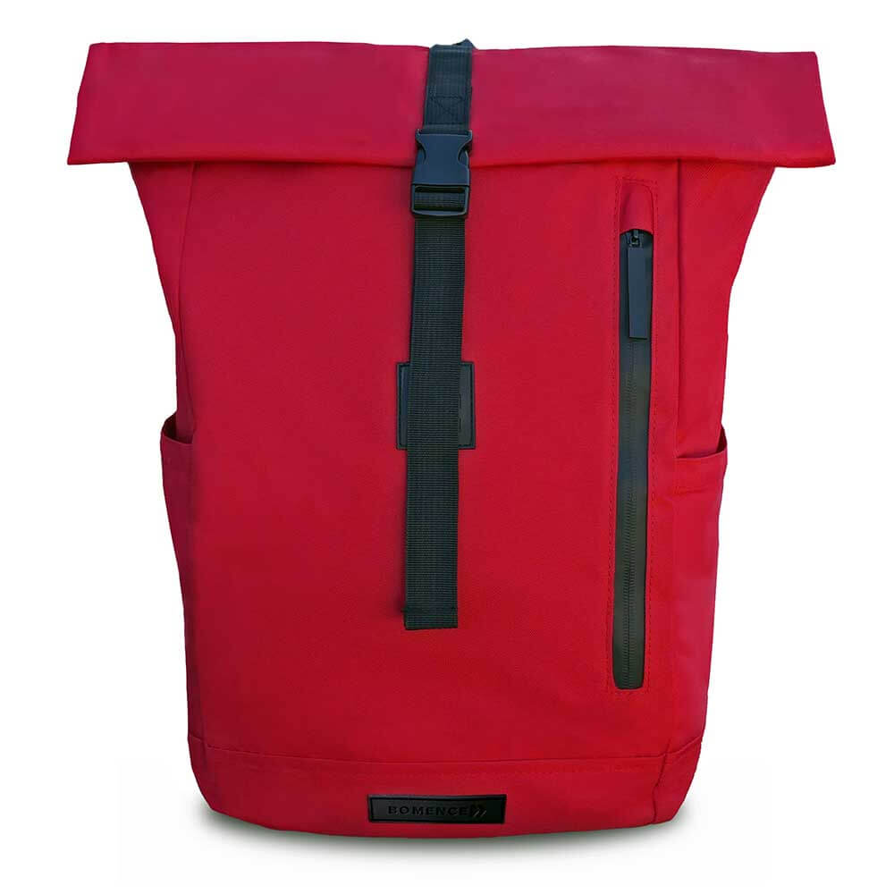 Roter Rolltop Rucksack mit schwarzem Logo Schnalle Reißverschluss und Gurt kontrastreich knallige signalfarbe gut erkennbar von vorne schlichtes Design sauber verarbeitet