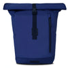 blauer rolltop rucksack navy dunkelblau ultra leicht schwarze schnalle, minimalistischer backpack roll-top von vorne, elegant und wasserabweisend