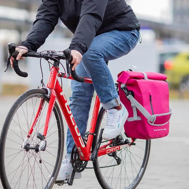 rosa gepäckträgertasche hinterrad rennrad oder city rad frau auf dem fahrrad
