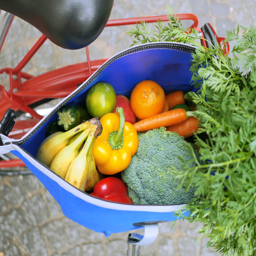 Fahrradtasche mit großen Volumen gefüllt mit Obst.
