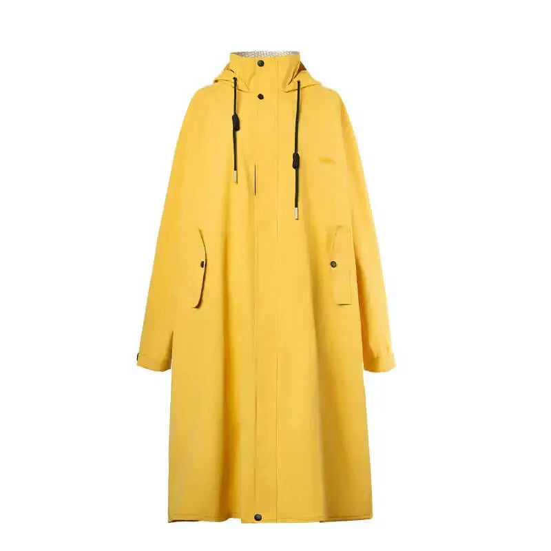 Regenmantel lang gelb für Damen und Herren im Oversize Stil extra weit mit Kapuze, Reißverschluss und Taschen vor einem weißen Hintergrund.