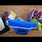 Video über Bomence Fahrradtasche in Blau für Uni, Arbeit, Sport und Freizeit. Praktische Umhängetasche mit 25 Liter Volumen zum leichten Montieren für Frauen und Männer. Frau zeigt Vorteil Tasche an ihrem Hollandfahrrad.