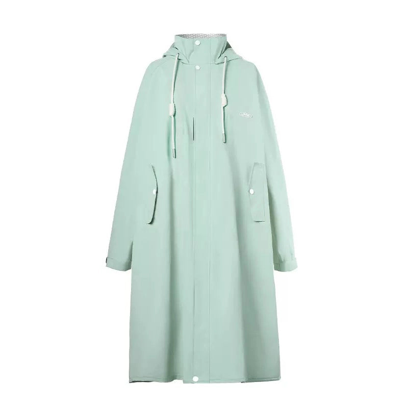 Regenjacke Damen mintgrün extra lang oversize Look extra weit mit Kapuze, Reißverschluss und Taschen vor einem weißen Hintergrund.
