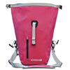 Pinke refurbished Gepäckträgertasche von vorne dargestellt und offenen Rolltop und seitliche Gurte. Tasche besitzt kleine Vordertasche mit Reisverschluss.