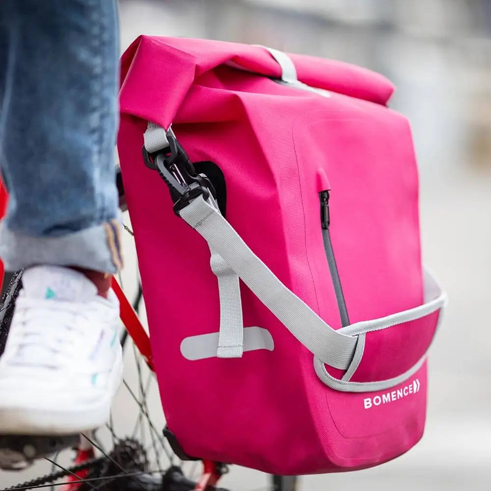 pinke Fahrradtasche für Gepäckträger für Damen groß vom Fahrrad seitlich aufgenommen, geschlossen mit Umhängegurt von Bomence