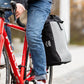 Fahrradtasche mit großen Reflektoren umwandelbar in einen Rucksack schwarz am Gepäckträger befestigt auf einem Rennrad für City inklusive Reißverschlüsse und Laptopfach