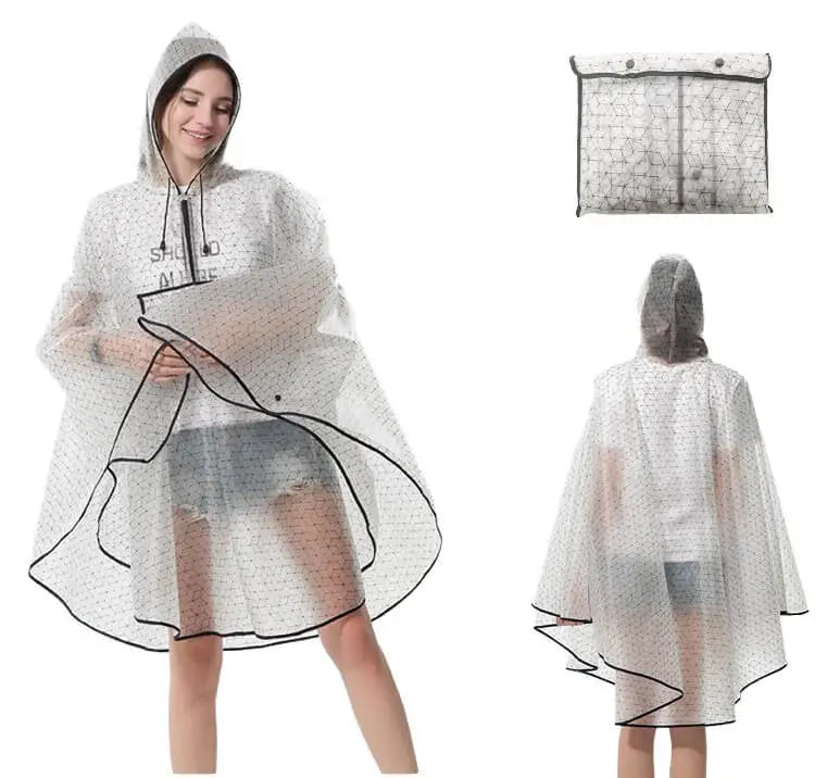 Dame trägt einen Regenponcho mit milchig durchsichtigem Material und schwarzen linien Mustern in einer Tasche, schwarzer Saum, Kapuze und Reißverschluss vorne