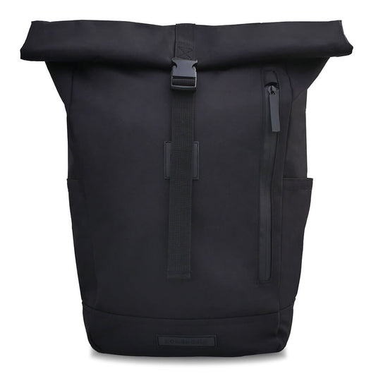 Recycelter Rucksack mit Rolltop für Herren und Damen. Bild zeigt schwarzen Rolltop-Rucksack von vorne. Veranschaulicht schwarze vordere Schnalle, seitliche Reisverschlusstasche und Gurt. Logo von Bomence befindet sich auf der Unterseite der Tasche. 