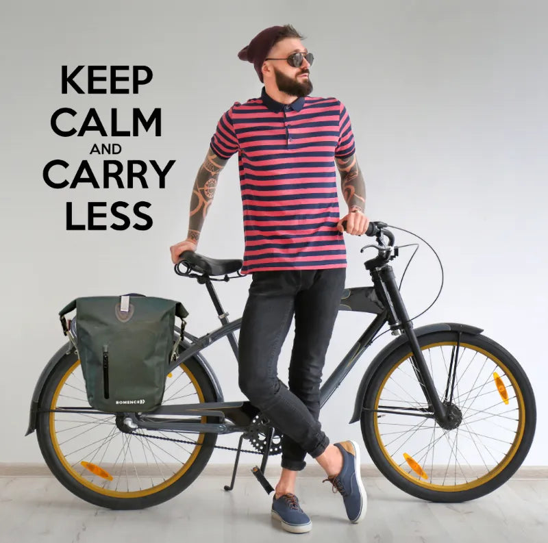 Grüne Herren-Fahrradtasche für Gepäckträger. Mann lehnt sich an sein Fahrrad und schaut lässig zur Seite. Am Fahrrad befindet sich die Tasche. Schriftzug "Keep Calm und Carry Less".